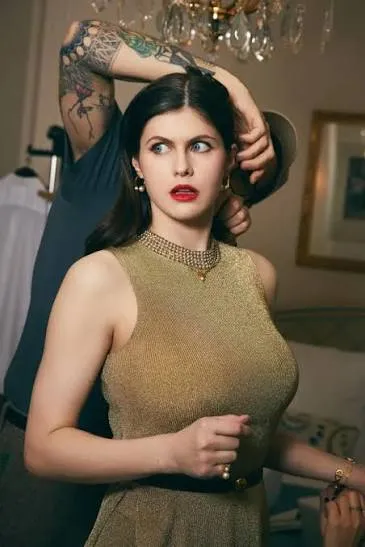 Hào quang nền hồ sơ MBTI của Alexandra Daddario