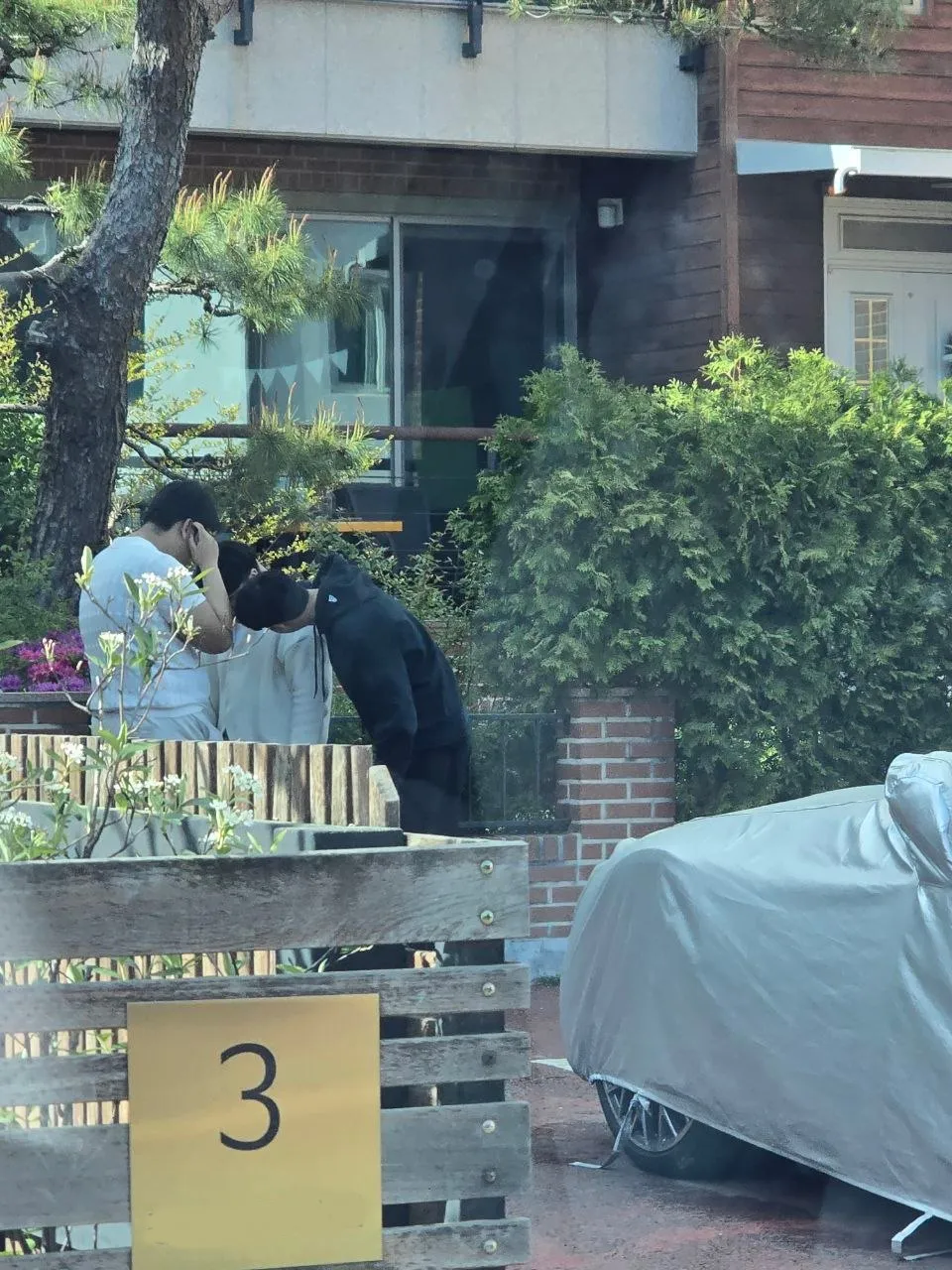 어떤 학생들이 남의집 베란다에서 삥듣거 목격하고